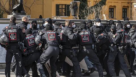 Polizeieinsatz am Rande einer AfD-Kundgebung auf dem Königsplatz. Polizisten geraten mit Aktivisten der Antifa aneinander.