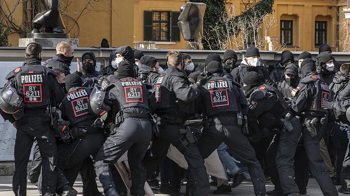 Polizeieinsatz am Rande einer AfD-Kundgebung auf dem Königsplatz. Polizisten geraten mit Aktivisten der Antifa aneinander.
