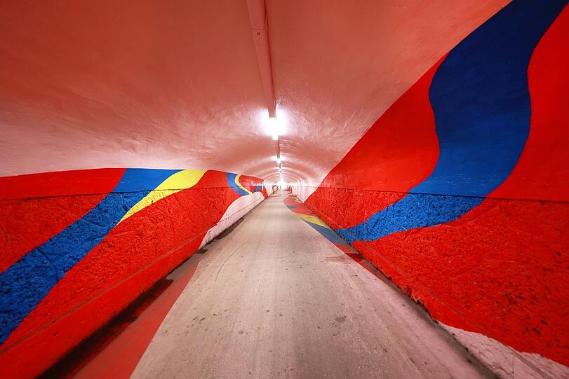 Von der Friedenstraße rüber nach Haidhausen: Diese 160 Meter lange knallbunte Fußgängerunterführung ist ein echtes Kunstwerk.