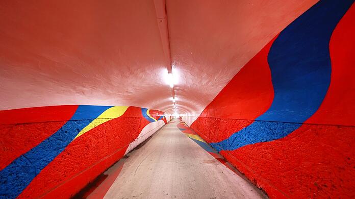 Von der Friedenstraße rüber nach Haidhausen: Diese 160 Meter lange knallbunte Fußgängerunterführung ist ein echtes Kunstwerk.