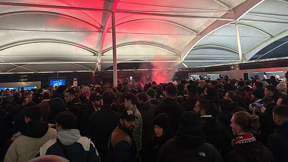 Weihnachtliches Einsingen an der Bahnstation. Die PSG-Fans testen schon mal ihre mitgebrachten Feuerwerkskörper.