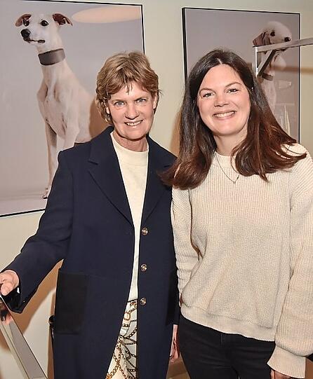 Wiesnwirtin Petra Reinbold (l.) mit ihrer Nichte, Hundetrainerin Anna Genske.