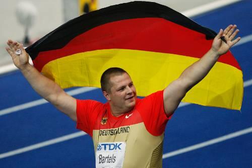 Ralf Bartels feierte seine Bronzemedaille mit der Deutschland-Fahne.