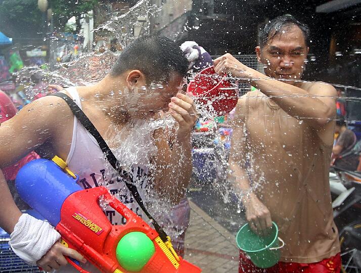 Die Bilder vom großen Songkran-Fest in Bangkok, deer größten Wasserparty der Welt.