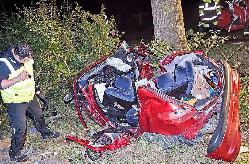 Bilder vom Unfallort bei Hohenkammer. Das Auto ist vollkommen demoliert, nachdem der Fahrer gegen einen Baum geprallt ist.