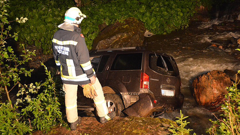 Das Auto landete im Trattenbach. Die Bilder von der Unfallstelle.