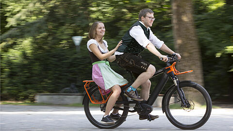 Immer noch wendig, selbst wenn Extra-Menschen draufgeladen sind: das Crossover-E-Bike.