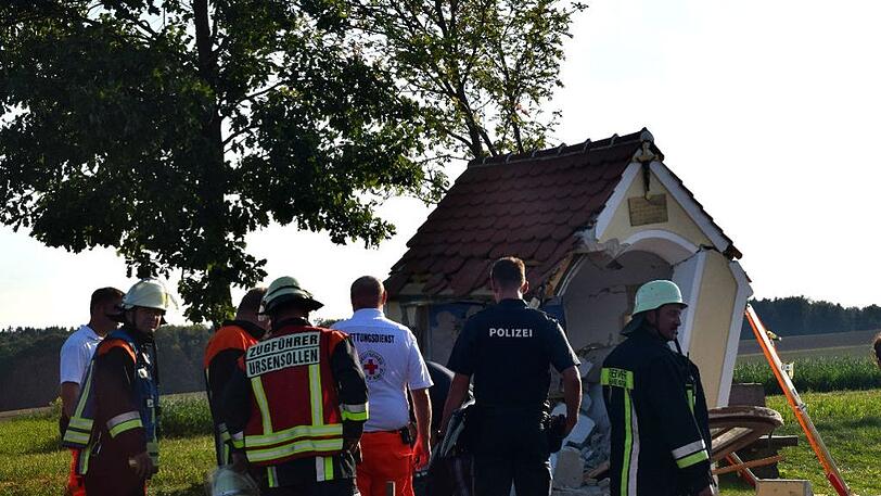Die Kapelle war nur noch ein Trümmerhaufen. Der Motorradfahrer (22) ist tot.