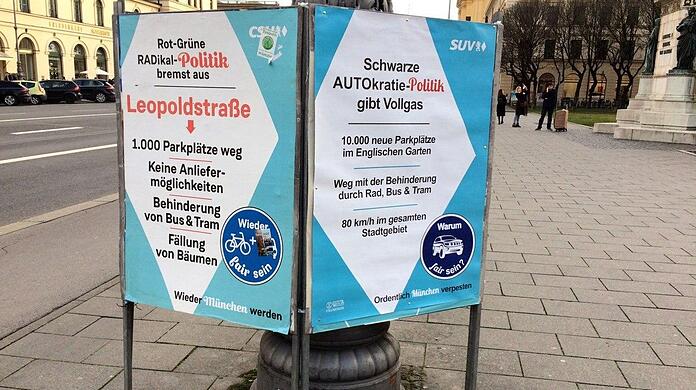 Ad-Busting von Extinction Rebellion in München.