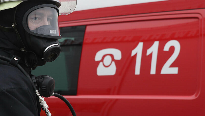 Am Sonntag hat ein Mann Fett in einer Pfanne anbrennen lassen und dabei seine Küche in Brand gesetzt. Er erlitt eine Rauchgasvergiftung, das Feuer konnte gelöscht werden. Am Sonntag hat ein Mann Fett in einer Pfanne anbrennen lassen und dabei seine Küche in Brand gesetzt. Er erlitt eine Rauchgasvergiftung, das Feuer konnte gelöscht werden.