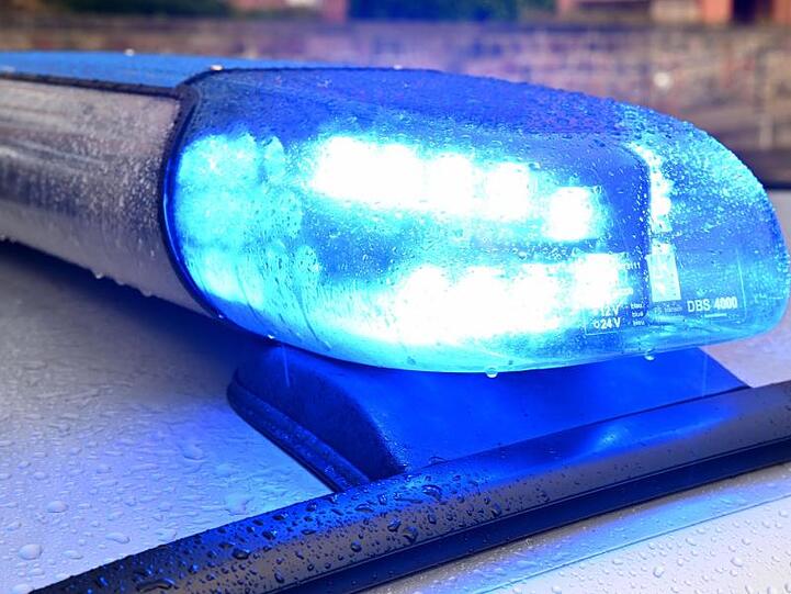 Ein Streifenwagen der Polizei mit eingeschaltetem Blaulicht. Foto: Carsten Rehder/dpa/Symbolbild