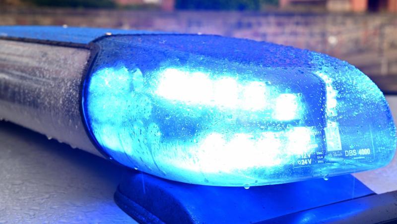 Ein Streifenwagen der Polizei mit eingeschaltetem Blaulicht. Foto: Carsten Rehder/dpa/Symbolbild