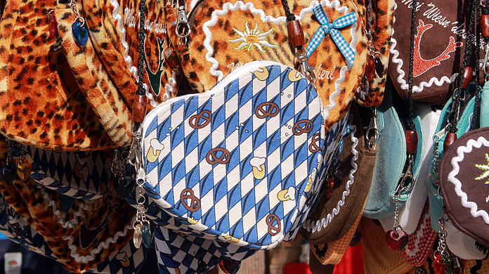 Handtaschen dieser Größe dürfen mit aufs Gelände. Ob die wiederum zum Outfit passen, ist eine andere Frage.