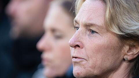 Deutschlands Trainerin Martina Voss-Tecklenburg blickt vor der Partie in die Runde.