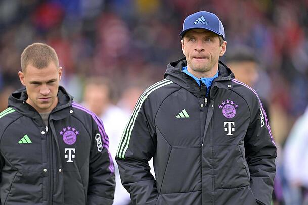 Schaffenspause - oder wie man heute sagt: Belastungssteuerung für Joshua Kimmich (l. ), Thomas Müller ist noch verletzt. Schaffenspause - oder wie man heute sagt: Belastungssteuerung für Joshua Kimmich (l. ), Thomas Müller ist noch verletzt.