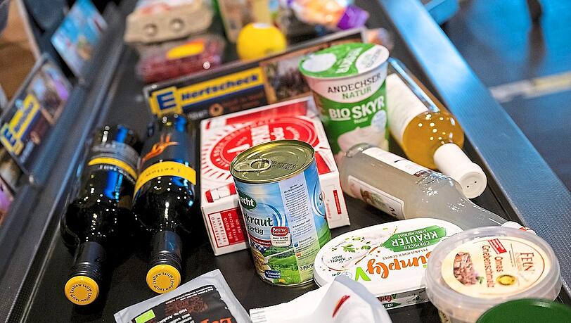 Lebensmittel liegen in einem Supermarkt auf einem Kassenband. Der dafür zu zahlende Betrag wächst weiter. Dashat mehrere Gründe. Foto: Sven Hoppe/dpa