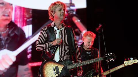 Billie Joe Armstrong mit seiner Band Green Day auf der Bühne.