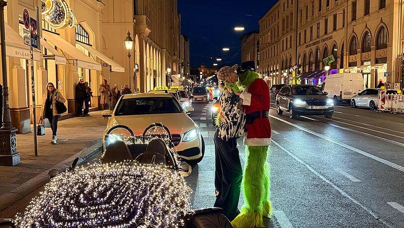 Auf der Maximilianstra&szlig;e bekam der Grinch einen Kuss von Verena Kerth. Doch welcher Gl&uuml;ckliche steckt hinter der Maske?