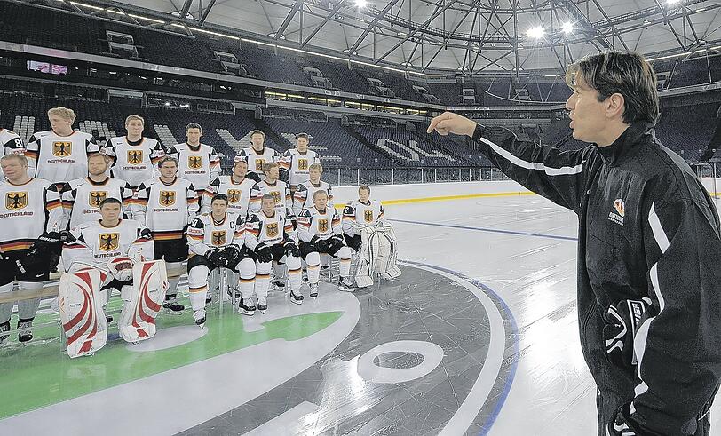 Vorerst vermutlich seine letzte WM als Trainer der deutschen Eishockey-Nationalmannschaft: Uwe Krupp bei einem Fototermin vor dem Eröffnungsspiel am Freitag in der Schalke-Arena. Foto: dpa