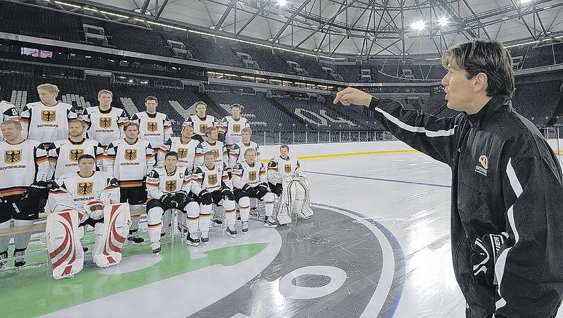 Vorerst vermutlich seine letzte WM als Trainer der deutschen Eishockey-Nationalmannschaft: Uwe Krupp bei einem Fototermin vor dem Eröffnungsspiel am Freitag in der Schalke-Arena. Foto: dpa Vorerst vermutlich seine letzte WM als Trainer der deutschen Eishockey-Nationalmannschaft: Uwe Krupp bei einem Fototermin vor dem Eröffnungsspiel am Freitag in der Schalke-Arena. Foto: dpa