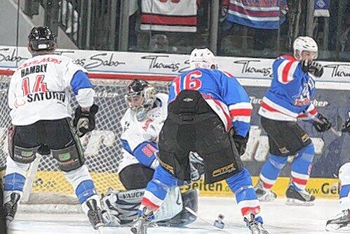 Der erste Streich gegen die Panther: T.J. Kemp (hinten) jubelt nach seinem Treffer zum 1:0. Vorn: Eric Chouinard (Nr. 16).