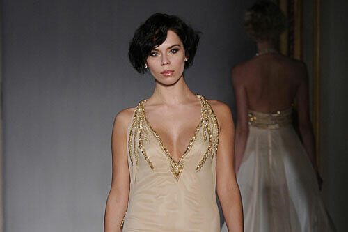 Liliana Ex-Matthäus zeigt am Rande der Haute-Couture-Schauen für Frühjahr/Sommer 2011 in Paris eine Kreation der türkischen Designerin Dilek Hanif. Hier ist sie zumindest friedlich.