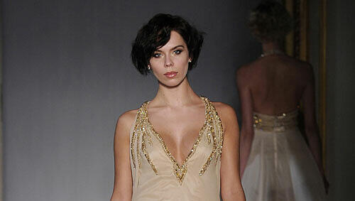 Liliana Ex-Matthäus zeigt am Rande der Haute-Couture-Schauen für Frühjahr/Sommer 2011 in Paris eine Kreation der türkischen Designerin Dilek Hanif. Hier ist sie zumindest friedlich. Liliana Ex-Matthäus zeigt am Rande der Haute-Couture-Schauen für Frühjahr/Sommer 2011 in Paris eine Kreation der türkischen Designerin Dilek Hanif. Hier ist sie zumindest friedlich.