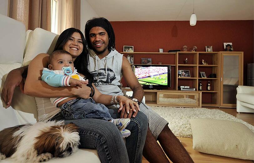 Breno 2009 mit Ehefrau Renata und Sohn Pietro in ihrem damaligen Haus in Hohenbrunn. Sie besucht ihn jetzt alle zwei Wochen im Gefängnis.