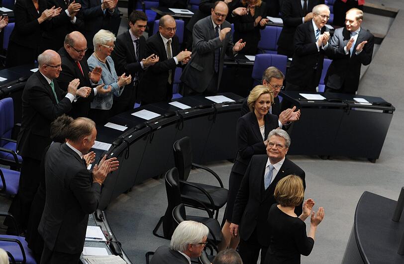 Bundespräsident Joachim Gauck (r) nimmt am Freitag (23.03.2012) im Bundestag in Berlin nach seiner Vereidigung Applaus entgegen.