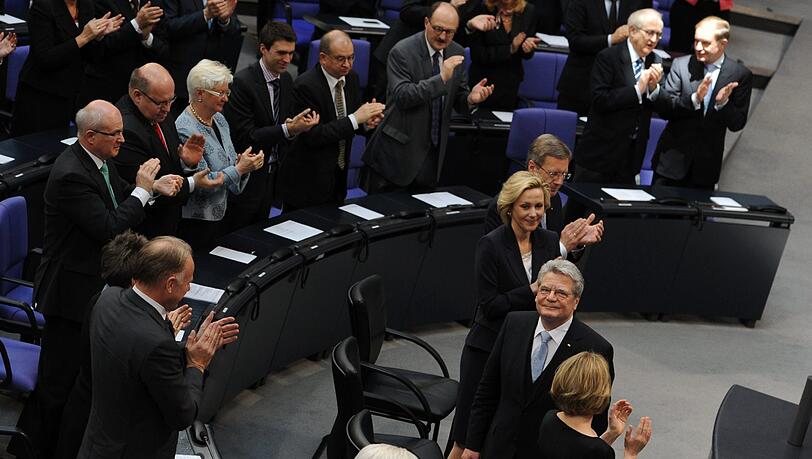 Bundespräsident Joachim Gauck (r) nimmt am Freitag (23.03.2012) im Bundestag in Berlin nach seiner Vereidigung Applaus entgegen. Bundespräsident Joachim Gauck (r) nimmt am Freitag (23.03.2012) im Bundestag in Berlin nach seiner Vereidigung Applaus entgegen.