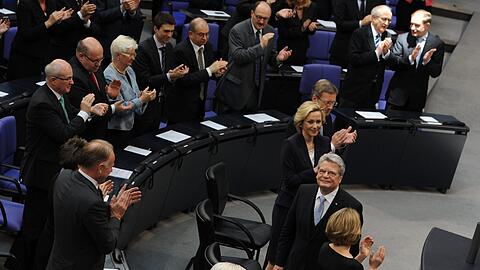 Bundespräsident Joachim Gauck (r) nimmt am Freitag (23.03.2012) im Bundestag in Berlin nach seiner Vereidigung Applaus entgegen.