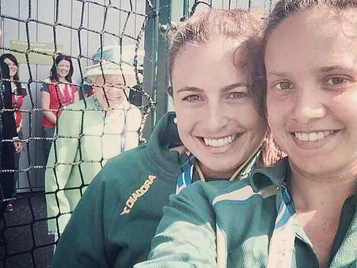 Elizabeth II.: So cool photobombt die Queen ein Selfie