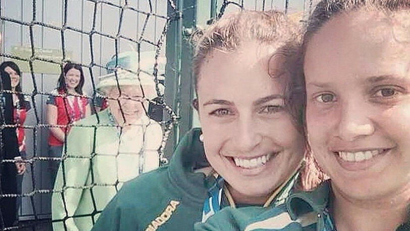 Elizabeth II.: So cool photobombt die Queen ein Selfie Elizabeth II.: So cool photobombt die Queen ein Selfie