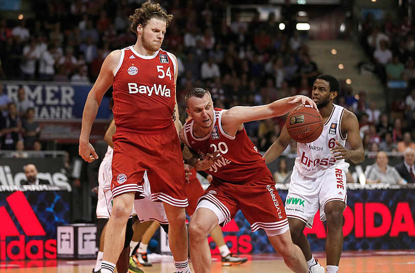 Dusko Savanovic und John Bryant vom FC Bayern gegen Bambergs Miller.