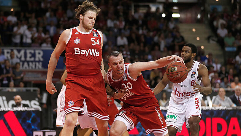 Dusko Savanovic und John Bryant vom FC Bayern gegen Bambergs Miller. Dusko Savanovic und John Bryant vom FC Bayern gegen Bambergs Miller.