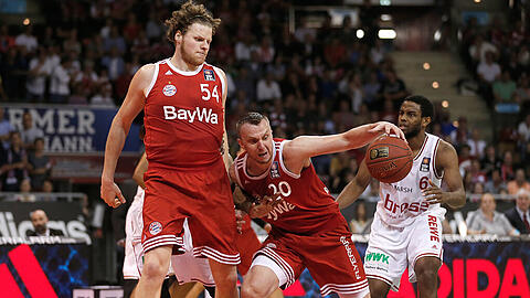Dusko Savanovic und John Bryant vom FC Bayern gegen Bambergs Miller.
