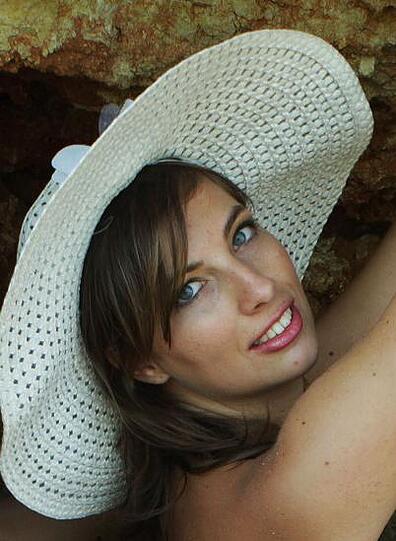 Das ist Ramona, 23. Die Verwaltungsfachangestellte liebt das Reisen und das Kennenlernen fremder Kulturen.