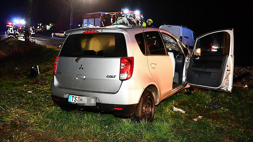 Trümmerfeld auf der Straße: Beide Fahrzeuge sind komplett zerstört, einer der Fahrer starb noch am Unfallort.