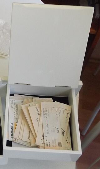 Eine Kassette voller Tickets, die die Polizei in der Wohnung fand.