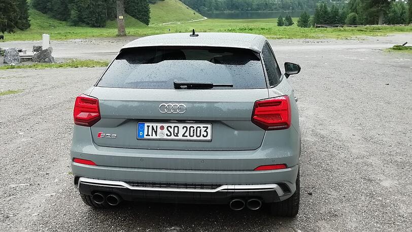 Klare Ansage: Gleich vier dicke Endrohre signalisieren die Power des Audi SQ2.