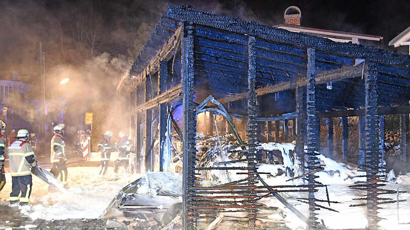 Schaum soweit das Auge reicht: Die Bilder vom Feuerwehreinsatz in Neubiberg, wo eine Garage komplett abgebrannt ist.