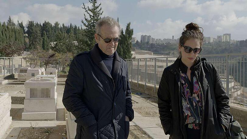 Sharon Ryba-Kahn und ihr Vater auf dem Friedhof. Sharon Ryba-Kahn und ihr Vater auf dem Friedhof.