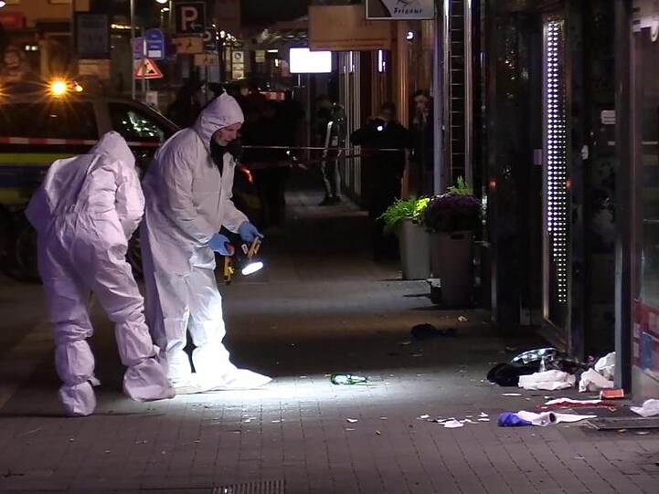 Beamte der Spurensicherung arbeiten vor einem Kiosk in Moers.