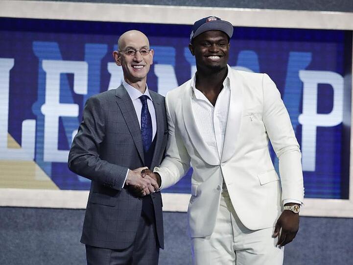 Zion Williamson (r) wird von NBA-Commissioner Adam Silver in der besten Basketballliga der Welt begrüßt.
