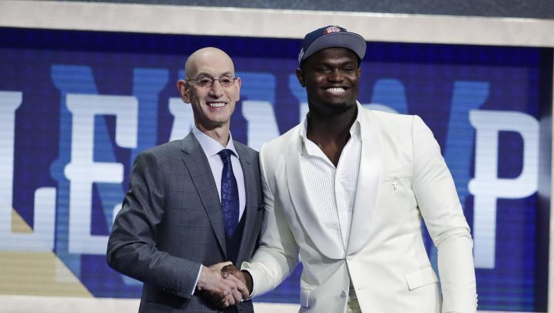 Zion Williamson (r) wird von NBA-Commissioner Adam Silver in der besten Basketballliga der Welt begrüßt. Zion Williamson (r) wird von NBA-Commissioner Adam Silver in der besten Basketballliga der Welt begrüßt.