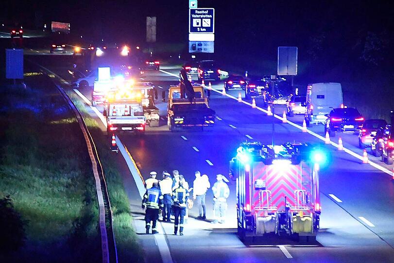 Für die Unfallaufnahme durch ein Gutachter-Team blieb die Richtungsfahrbahn Nürnberg bis gegen 23 Uhr komplett gesperrt.
