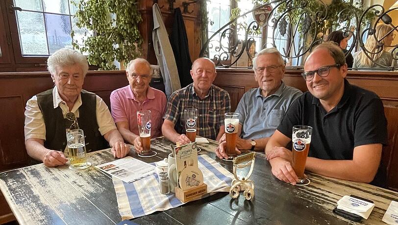 Im Weissen Bräuhaus lassen es sich die Stammtischbrüder (v.l.) Heini, Willi, Ludwig, Hannes und Sohn Simon gut gehen. Im Weissen Bräuhaus lassen es sich die Stammtischbrüder (v.l.) Heini, Willi, Ludwig, Hannes und Sohn Simon gut gehen.