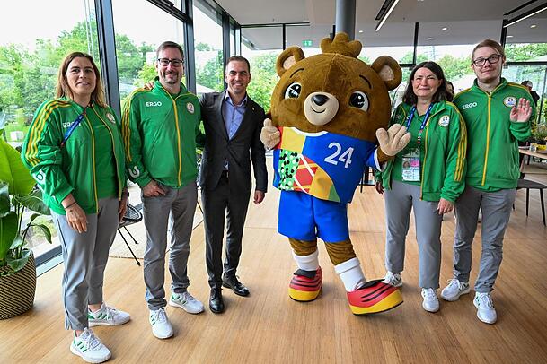 Insgesamt 1600 freiwillige Helfer sind bei der Fan Zone beteiligt. Davon macht sich am Montag auch Philipp Lahm ein Bild. Ebenfalls mit dabei, das Maskotchen der EM: Albärt. Insgesamt 1600 freiwillige Helfer sind bei der Fan Zone beteiligt. Davon macht sich am Montag auch Philipp Lahm ein Bild. Ebenfalls mit dabei, das Maskotchen der EM: Albärt.