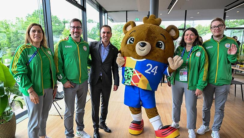 Insgesamt 1600 freiwillige Helfer sind bei der Fan Zone beteiligt. Davon macht sich am Montag auch Philipp Lahm ein Bild. Ebenfalls mit dabei, das Maskotchen der EM: Albärt. Insgesamt 1600 freiwillige Helfer sind bei der Fan Zone beteiligt. Davon macht sich am Montag auch Philipp Lahm ein Bild. Ebenfalls mit dabei, das Maskotchen der EM: Albärt.