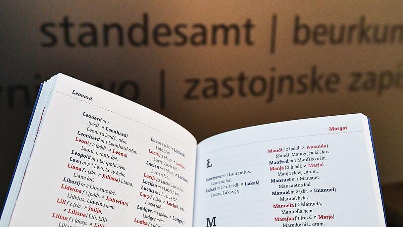 Bei der Namenssuche wälzen viele Eltern Bücher - auch mit exotischeren Namensvorschlägen (Symbolbild).